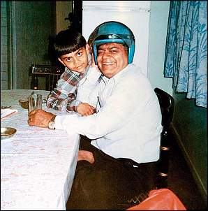 Click image for larger version. 

Name:	Indian-Cricketer-Virat-Kohli-Childhood-Pic-with-Late-Father-Prem-Nath-Kohli.jpg 
Views:	1431 
Size:	40.6 KB 
ID:	2228