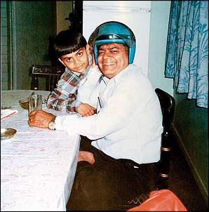 Click image for larger version. 

Name:	Indian-Cricketer-Virat-Kohli-Childhood-Pic-with-Late-Father-Prem-Nath-Kohli.jpg 
Views:	444 
Size:	40.6 KB 
ID:	2228