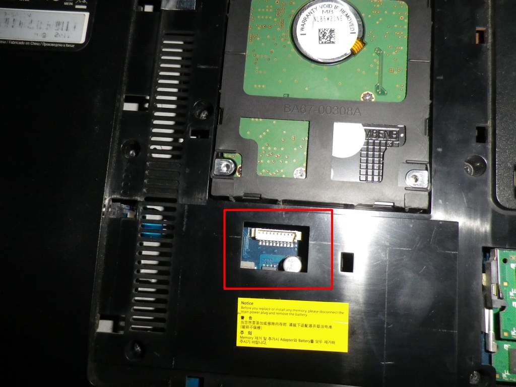 Unknown port at Samsung RV518 laptop back panel.
